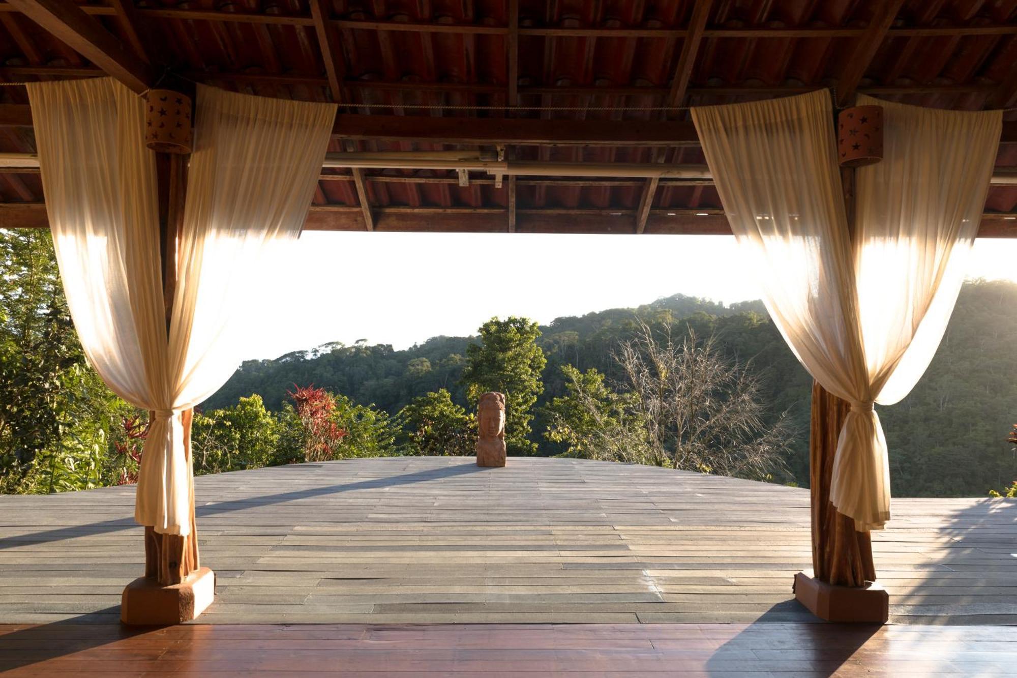 Luna Lodge Carate المظهر الخارجي الصورة